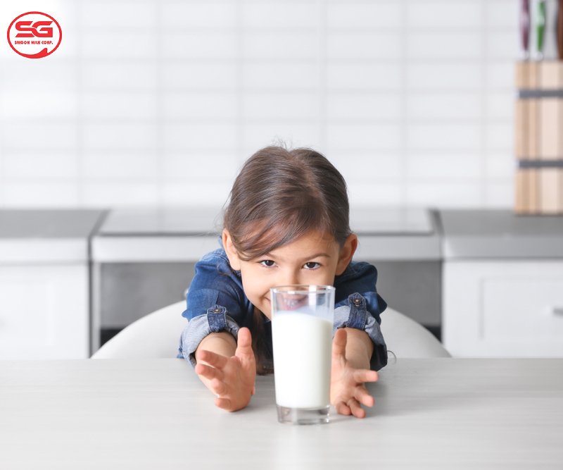 Trẻ từ 1 đến 15 tuổi nên uống loại sữa nào?